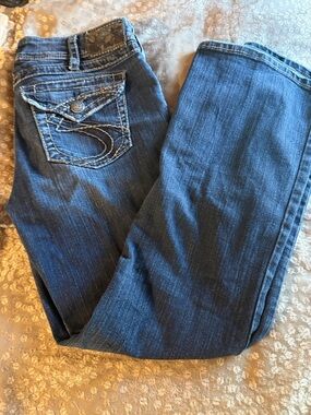 Silver Suki Jeans Dark Blue Flared Women's Jeans with Embroidered Pocket